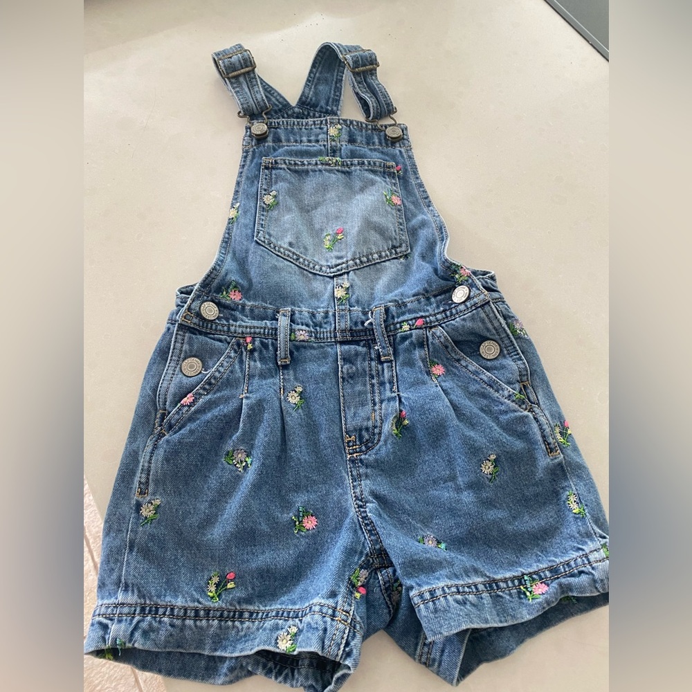 Girls size 6 adorable denim jumper shorts coveralls in great condition